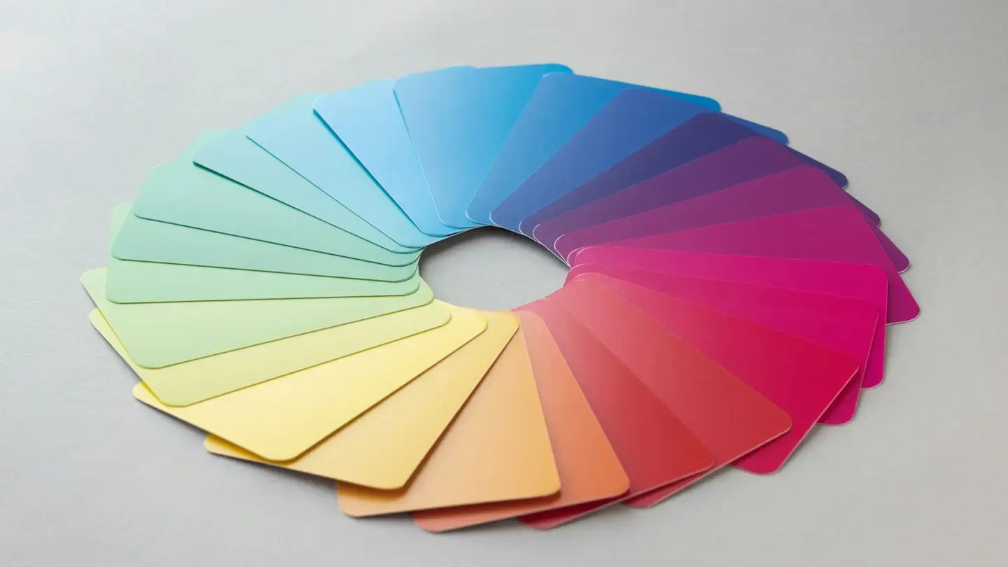 Nuancier de cartes colorées disposées en cercle sur une table grise