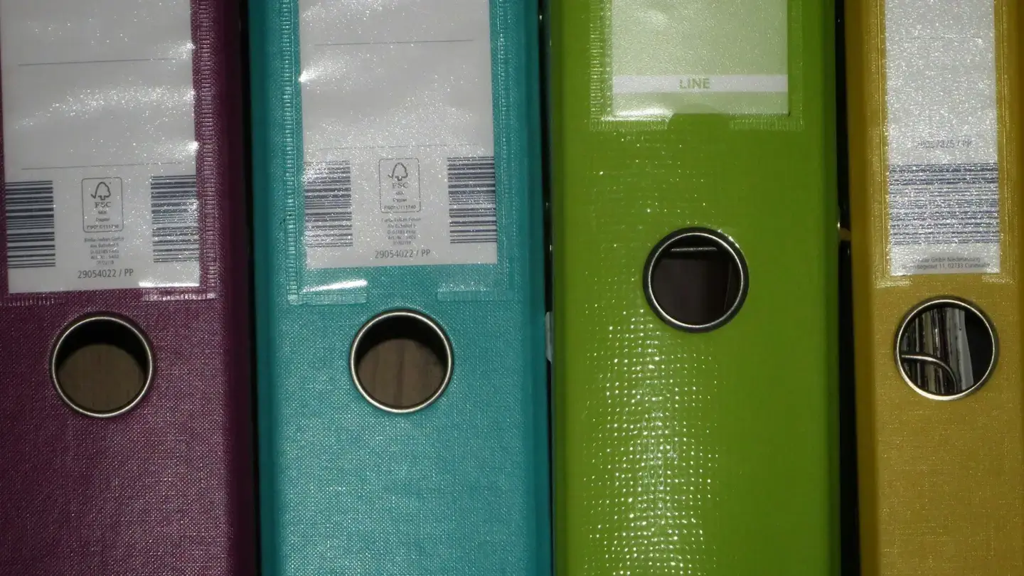Classeurs à levier de couleurs différentes alignés côte à côte