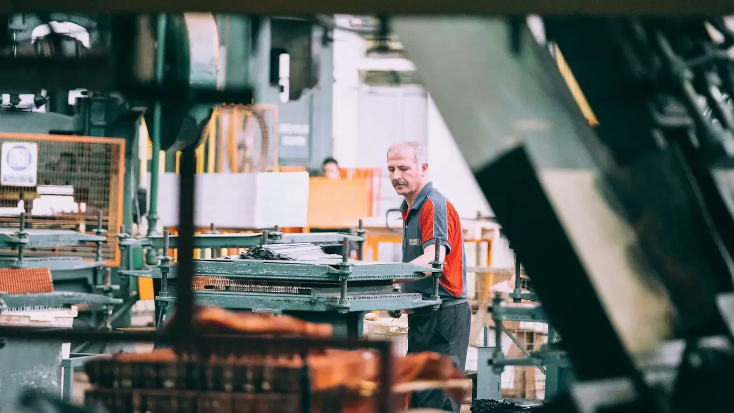 Un opérateur travaille sur une machine dans un atelier industriel