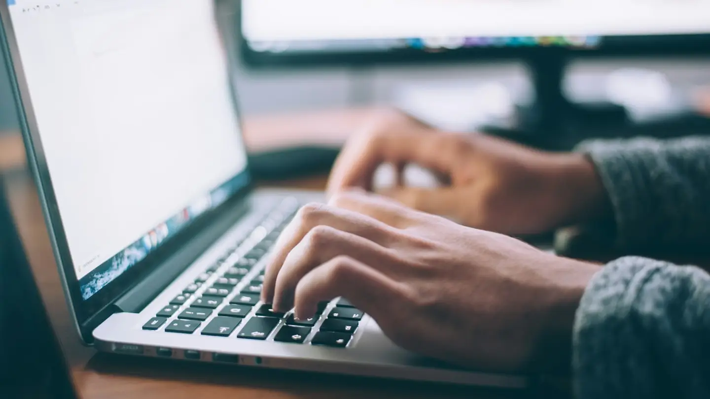 Mains sur le clavier d’un ordinateur portable, navigation sans souris