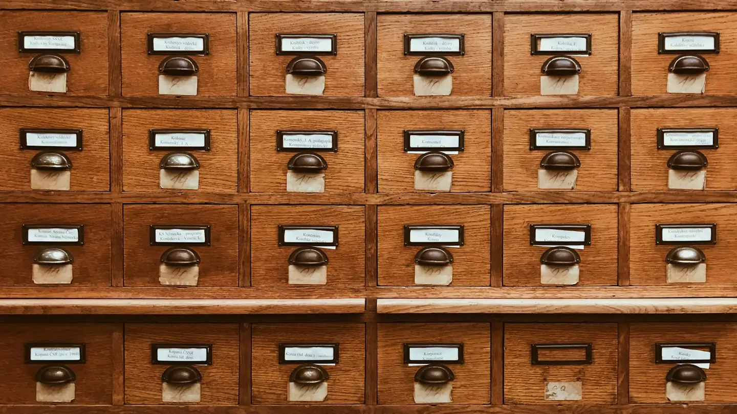 Meuble de fichiers en bois aux dizaines de tiroirs étiquetés