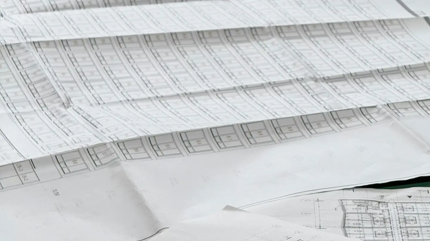 Plans d’architecte imprimés étalés sur une table