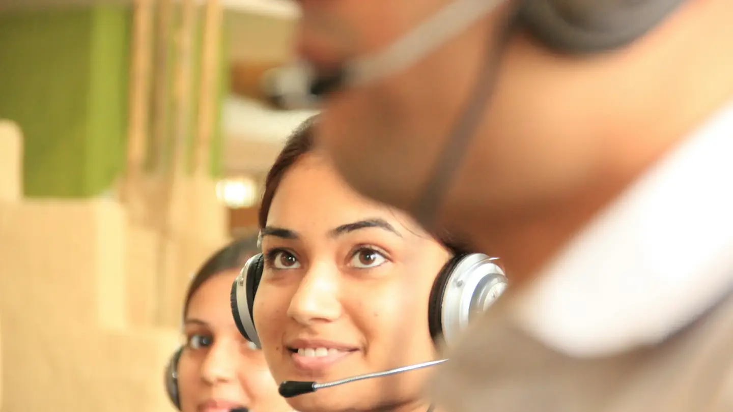 Conseillères équipées de casques dans un plateau de service client