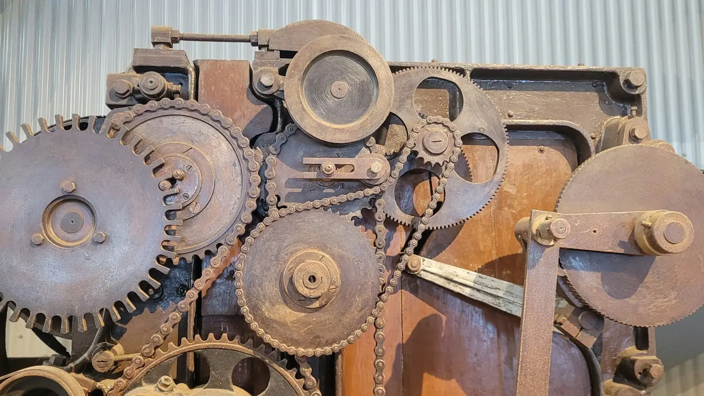 Engrenages et chaînes d’une machine industrielle ancienne