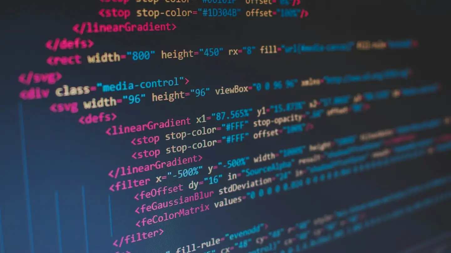 Lignes de code coloré affichées sur un écran sombre