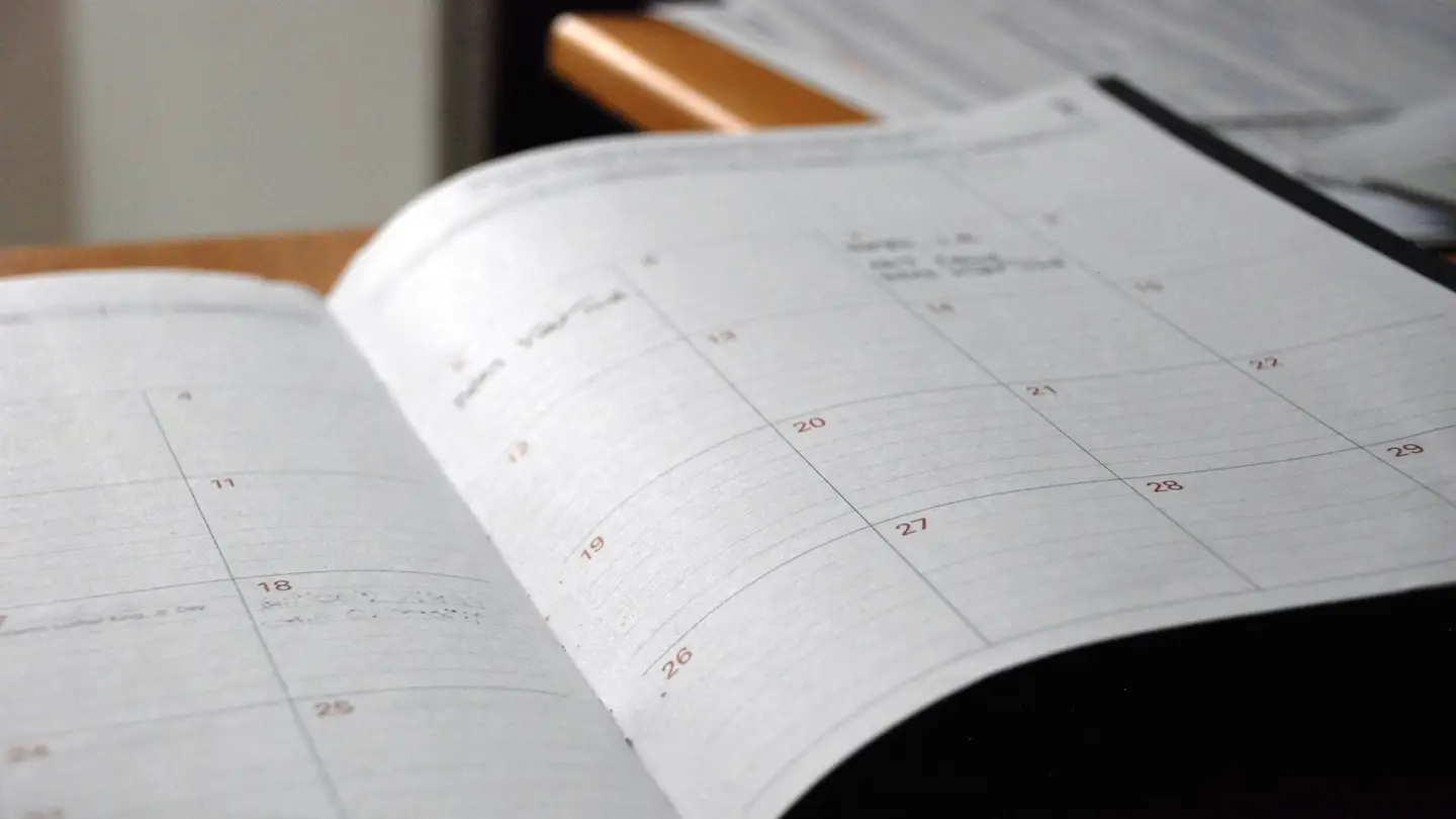 Agenda papier ouvert sur une semaine, symbole des plannings de staffing tenus à la main