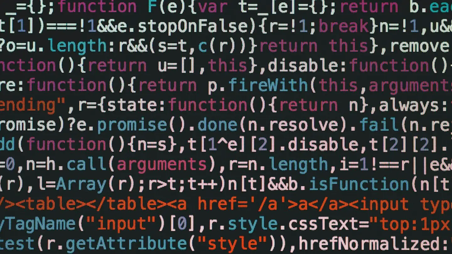 Lignes de code colorées affichées sur un écran sombre, en gros plan